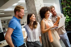 wspólnik spółki cywilnej rozmawiający z pozostałymi wspólnikami